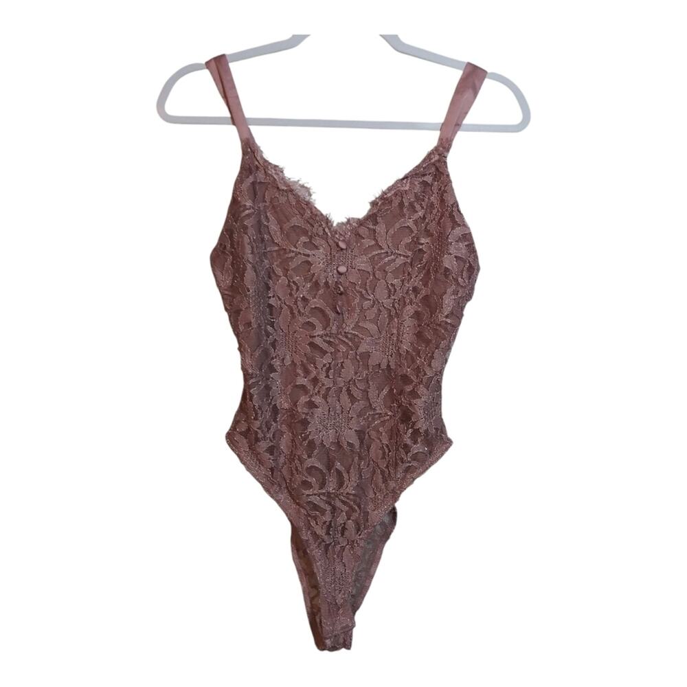 Francesca’s Mi ami Lace Bodysuit in Mauve Size Small